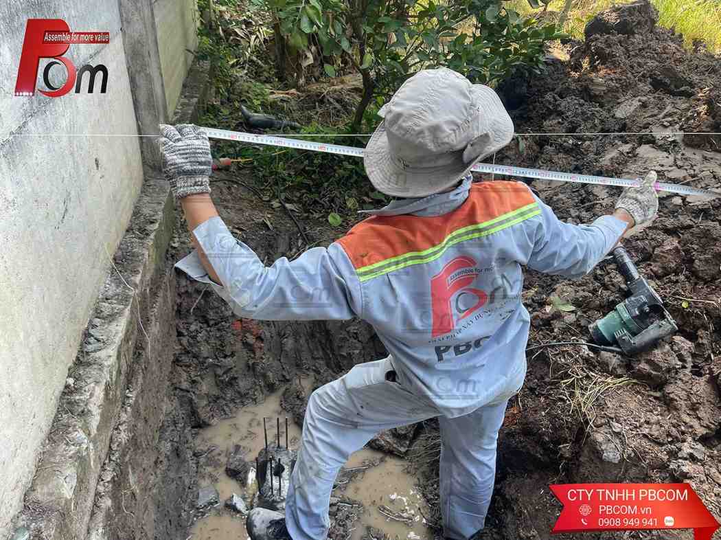 Làm hàng rào có cần móng không?