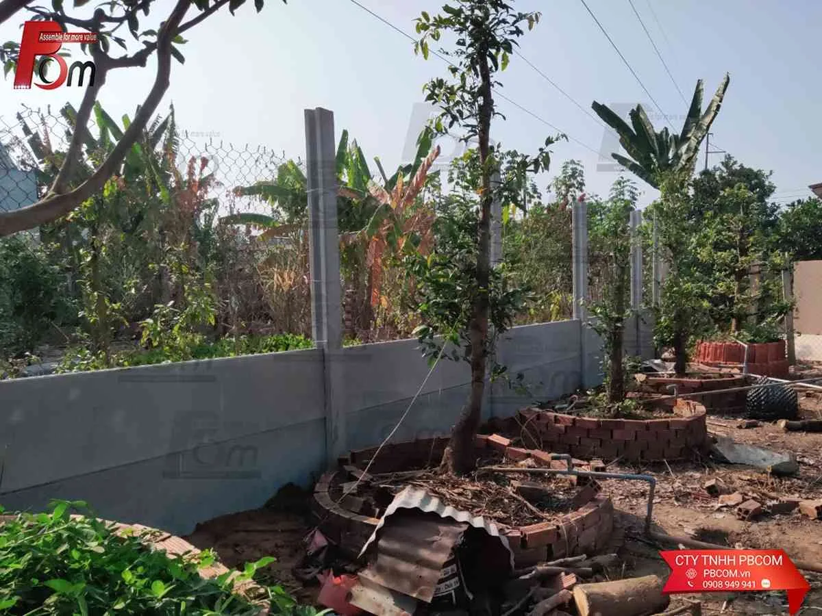 Chi phí làm hàng rào B40 kết hợp chân tường bê tông đúc sẵn giúp tối ưu ngân sách.