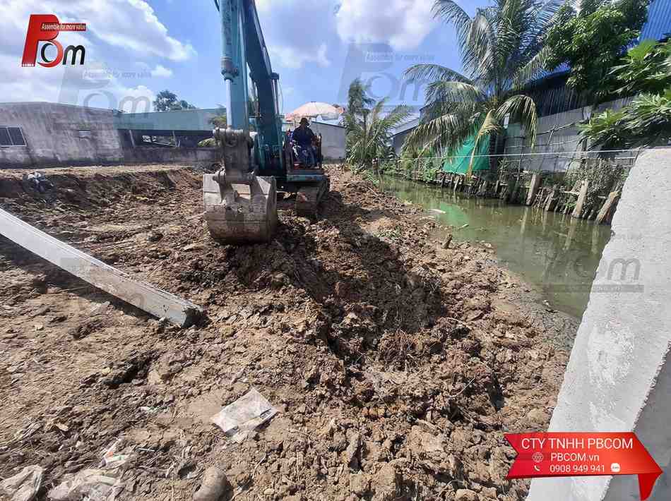 Xe cuốc thi công gạt bùn và ép cột chữ H làm kè chắn sạt lở bờ ao bằng cơ giới