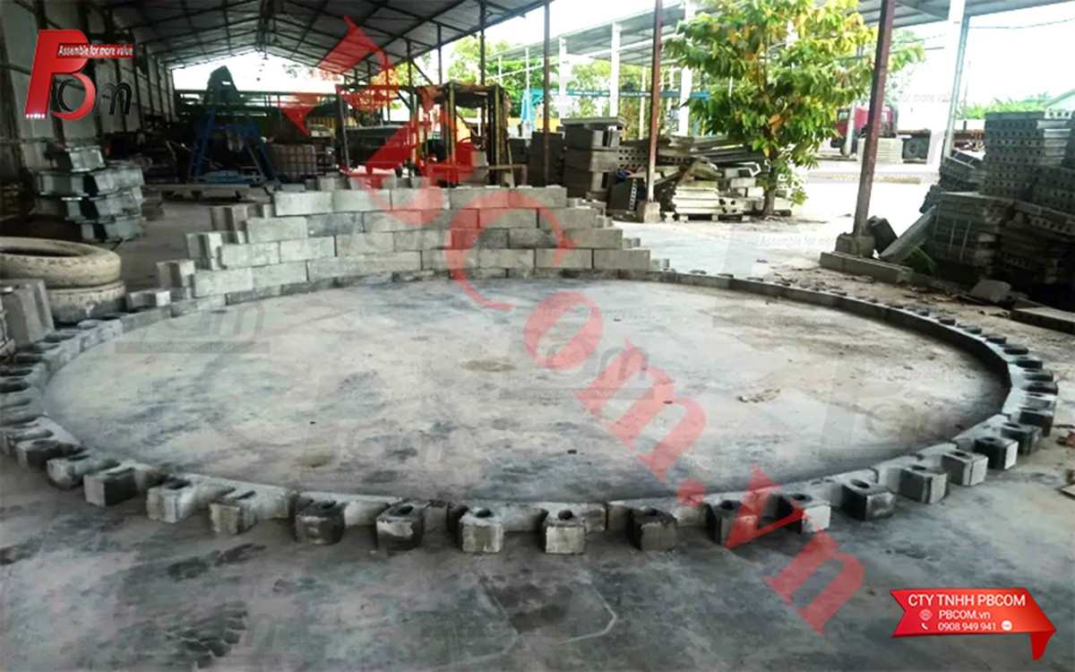 Tạo hình đường cong khép kín bằng gạch bê tông lắp ghép P-Block.