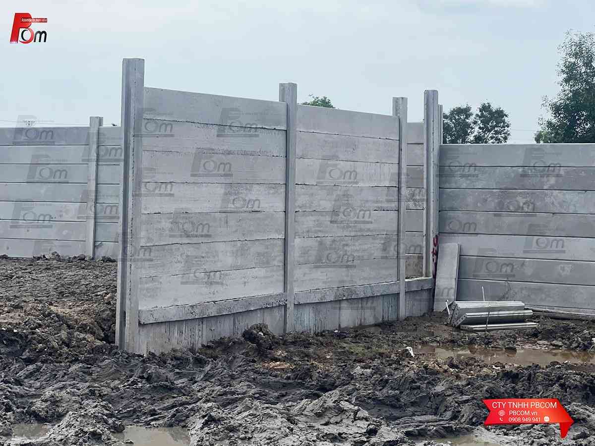 Cấu kiện hàng rào bê tông lắp ghép PBCom kiên cố trên nền đất yếu.