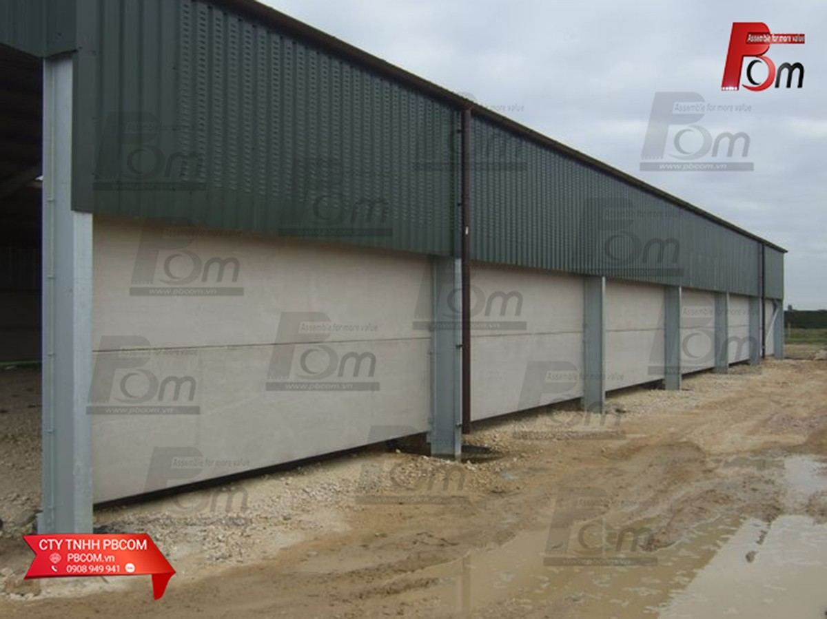 Thi công vách xưởng bằng cấu kiện bê tông lắp ghép trên nền đất bùn lầy.