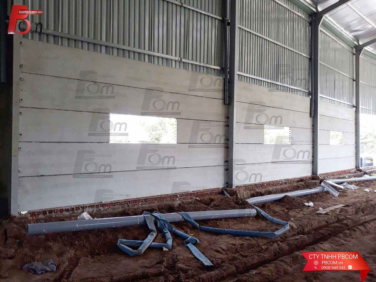 Tấm tường bê tông lõi rỗng HCW đồng bộ với kết cấu thép chữ I.