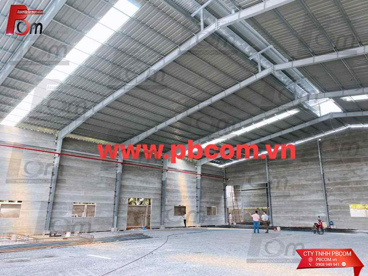 Không gian bên trong nhà xưởng rộng lớn sử dụng giải pháp tường nhà xưởng đúc sẵn.