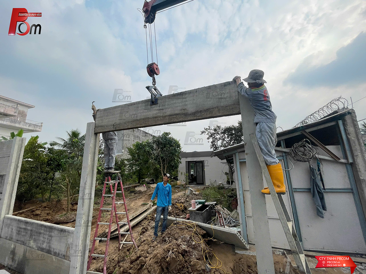 Thả tấm panel vào cột chữ H khi chôn cột hàng rào bê tông