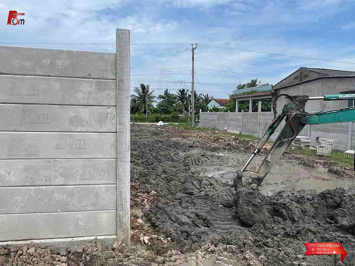 Cơ giới hóa thi công chắn đất nâng nền bằng xe cuốc