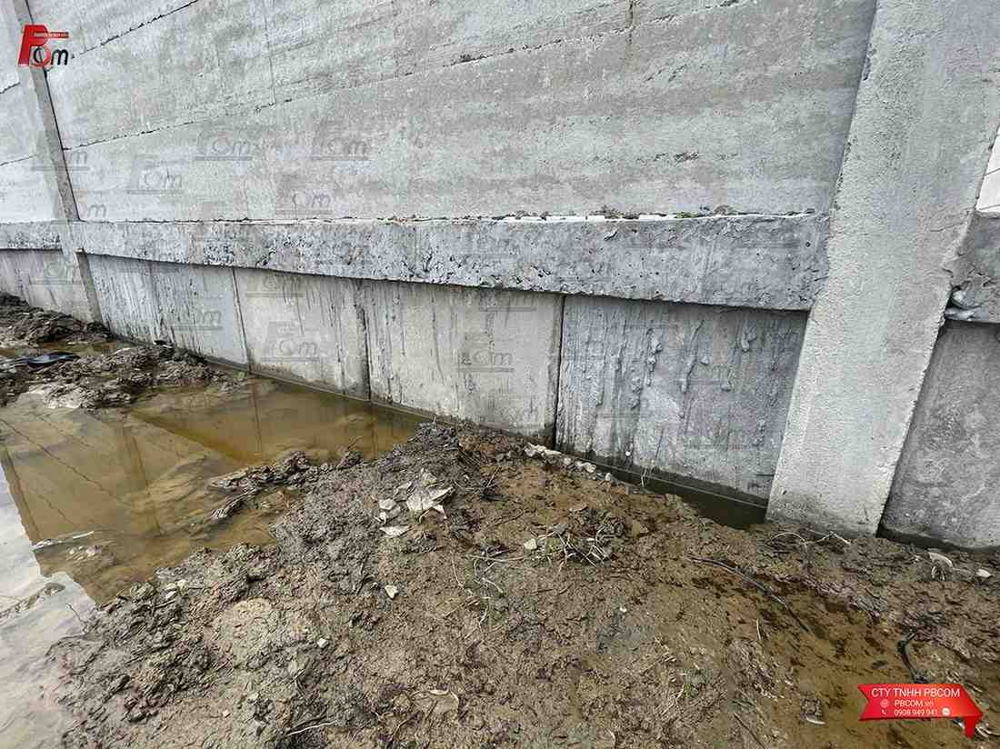 Chi tiết tấm tường 80x600 ép đứng làm kè chắn đất và đà giằng bê tông