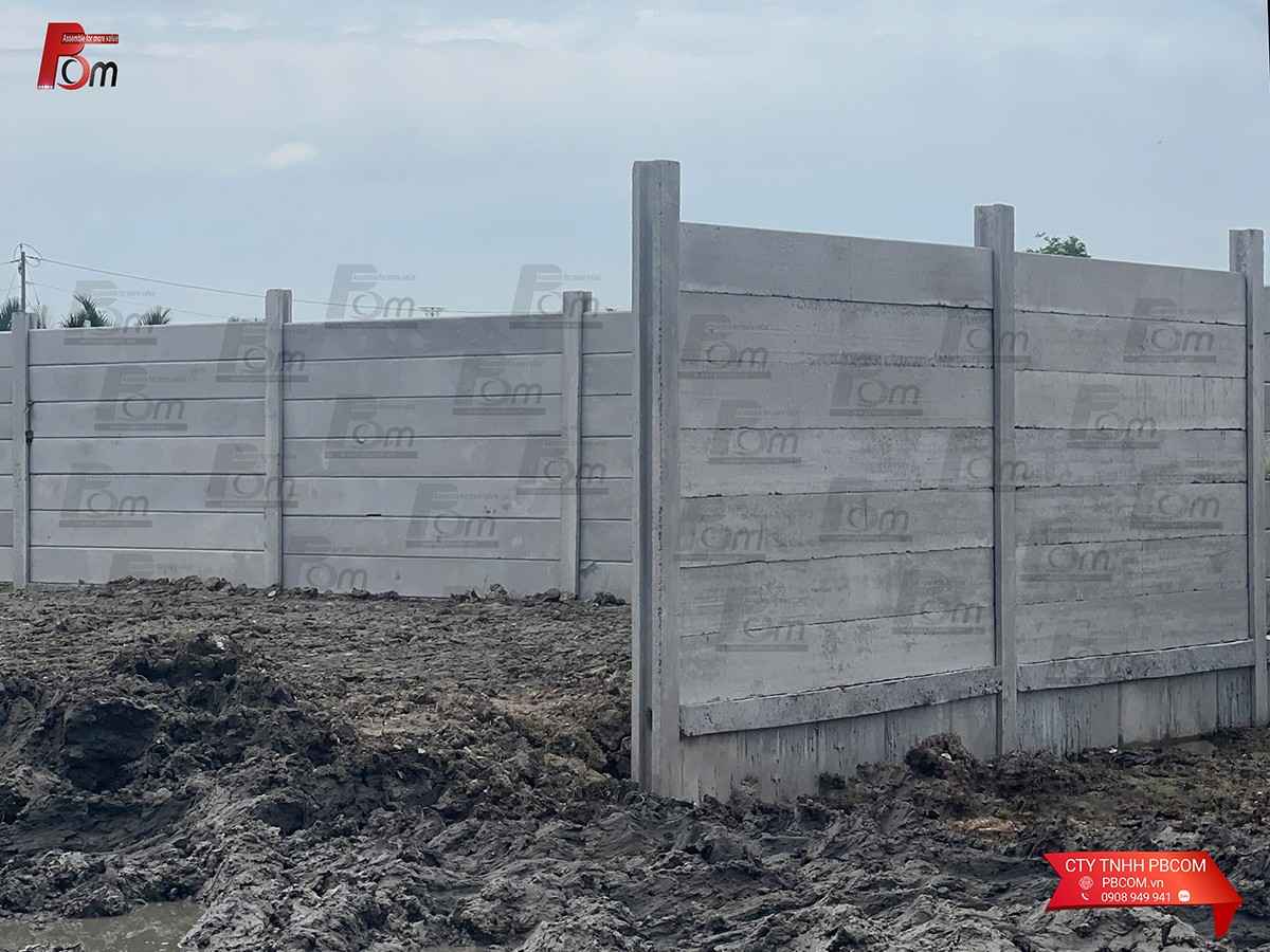 Lắp ghép tấm bê tông lõi rỗng 55x300 làm hàng rào che chắn
