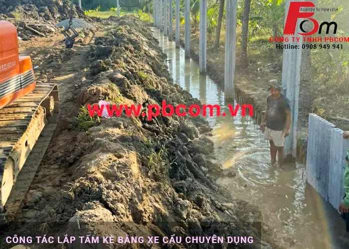 Công tác lắp tấm kè bằng xe cẩu chuyên dụng