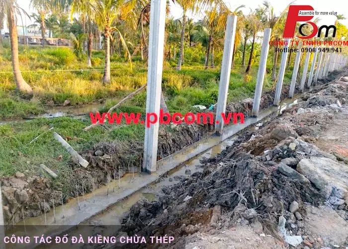 Công tác đổ đà kiềng chừa thép chuẩn bị cho lắp tấm kè