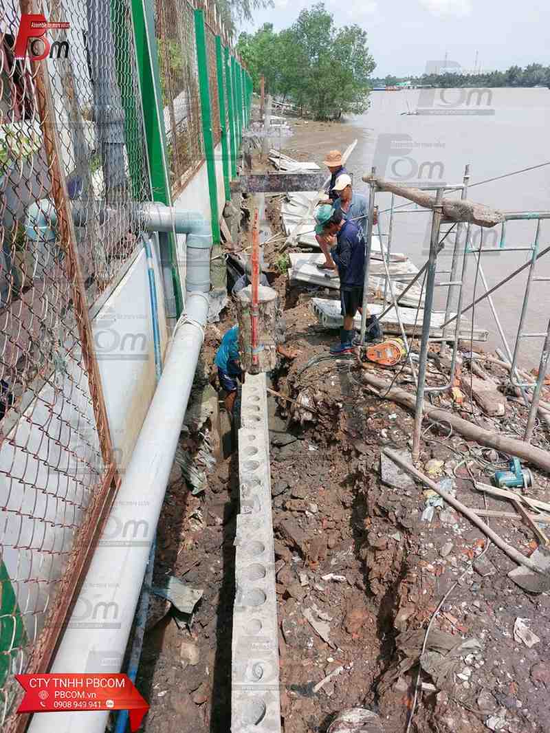 Kè chắn đất chống sạt lở ven kênh bằng tấm sàn dự ứng lực HCS tại Bình Đại, Bến Tre.